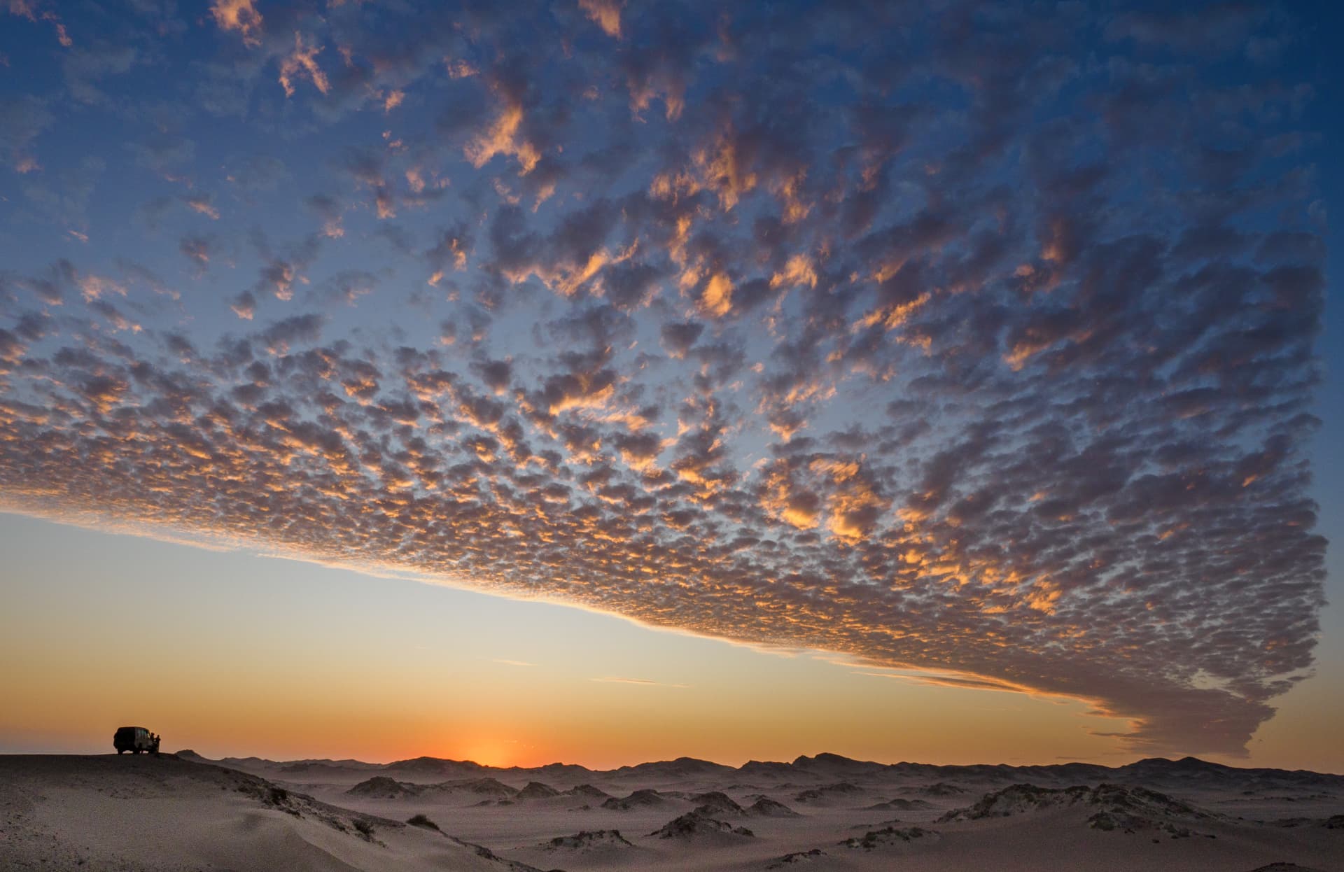 Mackerel clouds glowing above the Hoanib dunes at sunset